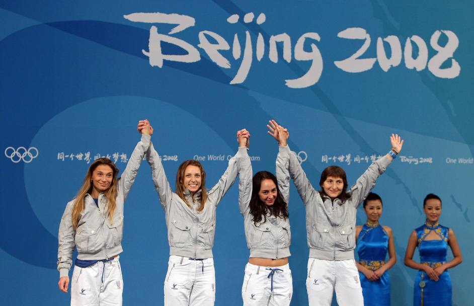 Olimpiade Pechino 2008. Il podio italiano del fioretto a squadre: Margherita Granbassi, Maria Valentina Vezzali, Ilaria Salvatori e Giovanna Trillini (Afp)